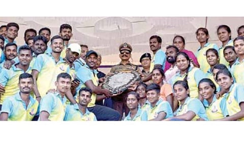 காவல் துறையினருக்கான தடகளப் போட்டியில் சென்னை பெருநகர காவல் துறை அணி சாம்பியன்: டிஜிபி சைலேந்திரபாபு பரிசு வழங்கினார்