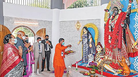 டாக்காவில் காளி கோயிலை குடியரசுத் தலைவர் ராம்நாத் கோவிந்த் நேற்று திறந்து வைத்து வழிபட்டார். படம்: பிடிஐ