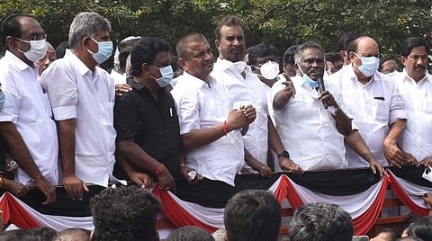 எஸ்.பி.வேலுமணி மீது போலீஸார் வழக்குப் பதிவு