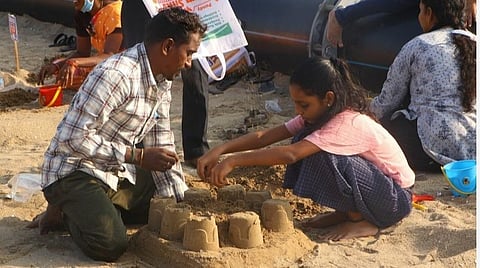 புதுவைக் கடற்கரையில் மணல் சிற்பம் செய்யும் குழந்தைகள்