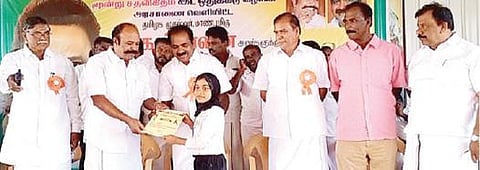 கும்மங்குடி விவேகானந்தா கல்லூரியில் நடந்த சிலம்பம் போட்டியில் வென்றவர்களுக்கு பரிசுகளை வழங்கிய அமைச்சர்கள் கே.ஆர்.பெரியகருப்பன், மெய்யநாதன்.