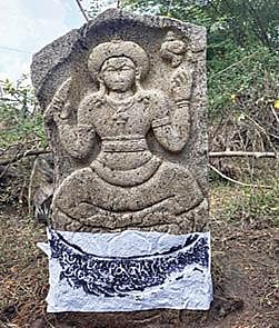 விநாயகி சிற்பம் மற்றும் அதைக் கண்டெடுத்த தொல்லியல் ஆய்வாளர்கள். (அடுத்த படம்) இரும்பேடு கிராமத்தில் கண்டுபிடிக்கப்பட்டுள்ள கார்த்திகேயன் உருவத்தை ஒத்துள்ள சிற்பம்.