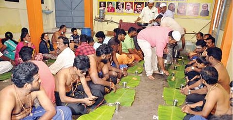 கிருஷ்ணகிரி ஐயப்பன் கோயிலில் மத நல்லிணக்கத்தை வலியுறுத்தி, மிலாடி நபி விழாக்குழுவைச் சேர்ந்த இஸ்லாமிய சசோதரர்கள் அன்னதானம் வழங்கினர்.