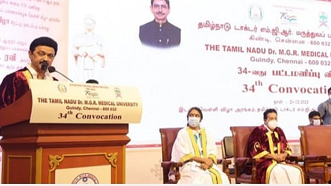 தமிழ்நாடு டாக்டர் எம்.ஜி.ஆர். மருத்துவப் பல்கலைக்கழக பட்டமளிப்பு விழாவில் கலந்துகொண்டு மாணவர்களிடையே பேசும் தமிழக முதல்வர் மு.க.ஸ்டாலின்.