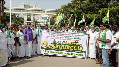 திருப்பூர் மாவட்ட ஆட்சியர் அலுவலகம் முன்பு, கூட்டுறவு பயிர்க்கடன் தள்ளுபடிக்கான தேதியை நீட்டிக்க வலியுறுத்தி தமிழக விவசாயிகள் பாதுகாப்பு சங்கம் சார்பில் இன்று நடந்த ஆர்ப்பாட்டத்தில் பங்கேற்றோர் |  படம்: இரா.கார்த்திகேயன்.