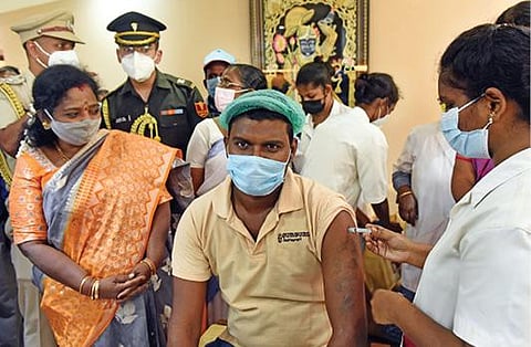 புதுச்சேரியில் தனியார் ஓட்டல் ஒன்றில் கரோனா தடுப்பூசி போடாதவர்களை ஆய்வு செய்த சுகாதாரத் துறையினர், துணைநிலை ஆளுநர் தமிழிசை முன்னிலையில் அவர்களுக்கு தடுப்பூசி செலுத்தினர்.  படம்: எம்.சாம்ராஜ்