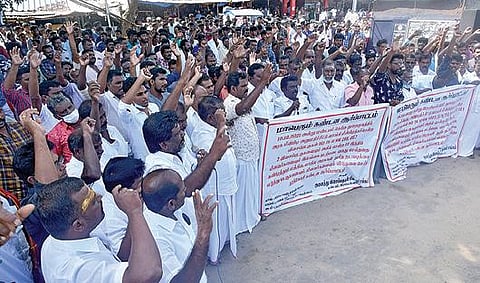 ராமேசுவரம் பேருந்து நிலையத்தில் நடைபெற்ற ஆர்ப்பாட்டத்தில் பங்கேற்ற மீனவர் சங்கத்தினர்.