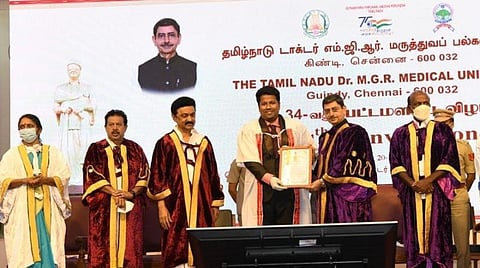 சென்னை கிண்டியில் உள்ள டாக்டர் எம்.ஜி.ஆர். மருத்துவப் பல்கலைக்கழகத்தின் 34-வது பட்டமளிப்பு விழாவில், தமிழக ஆளுநரும், பல்கலைக்கழகத்தின் வேந்தருமான ஆர்.என்.ரவி, முதல்வர் மு.க.ஸ்டாலின் ஆகியோர் மாணவர்களுக்கு பட்டங்களை வழங்கினர். உடன் அமைச்சர்கள் மா.சுப்பிரமணியன், க.பொன்முடி, சுகாதாரத் துறைச் செயலர் ஜெ.ராதாகிருஷ்ணன், பல்கலைக்கழக துணைவேந்தர் சுதா சேஷய்யன் உள்ளிட்டோர்.படம்: க.ஸ்ரீபரத்