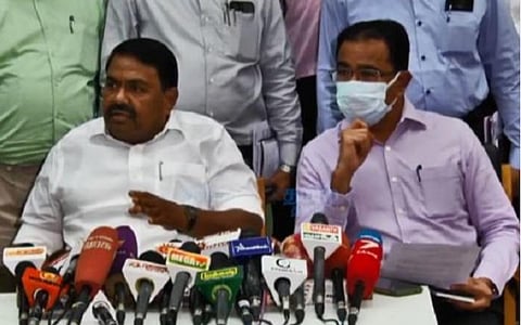 செய்தியாளர்களின் கேள்விகளுக்கு பதிலளித்த போக்குவரத்துத் துறை அமைச்சர் ராஜகண்ணப்பன்.