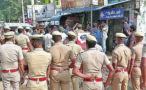 மாதனூரில் வியாபாரிகள் நேற்று கடைகளை அடைத்து போராட்டத்தில் ஈடுபட்டதால் அங்கு குவிக்கப்பட்டிருந்த காவல் துறையினர்.