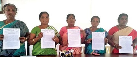 கரோனா காலத்தில் நுண் நிதி நிறுவனங்களால் பெண்களுக்கு ஏற்பட்ட பாதிப்புகள் குறித்த ஆய்வறிக்கையை அனைத்திந்திய ஜனநாயக மாதர் சங்கத்தின் தூத்துக்குடி மாவட்ட நிர்வாகிகள் வெளியிட்டனர்.