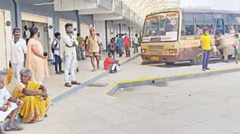ஸ்மார்ட் சிட்டி திட்டத்தில் கட்டப்பட்ட தஞ்சாவூர் பழைய பேருந்து நிலையத்தில் பயணிகள் அமர இருக்கைகள் அமைக்கப்படுமா?