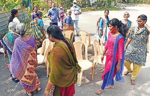 புதுச்சேரி அரசு சமூக நலத்துறை சார்பில் சர்வதேச மாற்றுத்திறனாளிகள் தினத்தை முன்னிட்டு உப்பளம் இந்திராகாந்தி விளையாட்டு திடலில் நடைபெற்ற விளையாட்டு போட்டியில் பங்கேற்ற மாற்றுத்திறனாளிகள். படம்: எம்.சாம்ராஜ்