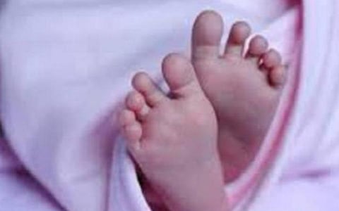 ஈரோடு அரசு மருத்துவமனையில் பச்சிளம் குழந்தை இறந்ததால் உறவினர்கள் போராட்டம்