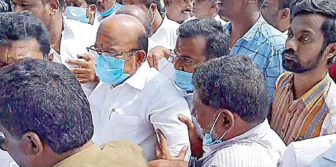 கிணத்துக்கடவு அருகே கோதவாடி குளம் பகுதியில் பொங்கல் விழா நடத்துவது குறித்து திமுக, அதிமுகவினர் இடையே தள்ளுமுள்ளு ஏற்பட்டது. எம்எல்ஏ பொள்ளாச்சி ஜெயராமனை பாதுகாப்பாக அழைத்து செல்லும் அதிமுகவினர். படம்: எஸ்.கோபு