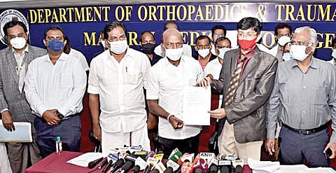 மதுரை அரசு ராஜாஜி மருத்துவமனையில் மருத்துவம் சார்ந்த பட்டப் படிப்புகளுக்கான தரவரிசைப் பட்டியலை சுகாதாரத் துறை அமைச்சர் மா.சுப்பிரமணியன் நேற்று வெளியிட்டார். உடன் அமைச்சர் பி.மூர்த்தி, சுகாதாரத் துறை செயலர் ஜெ.ராதாகிருஷ்ணன் உள்ளிட்டோர்.