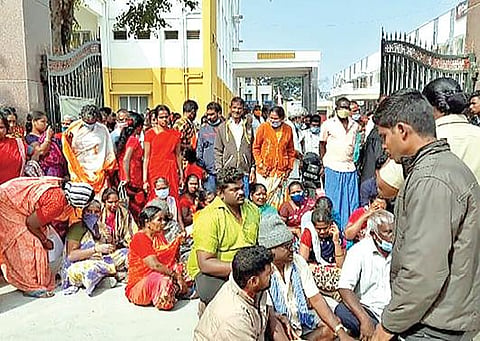 உயிரிழந்த மாணவரின் உடலை பிரேதப் பரிசோதனை செய்யக்கூடாது என திருப்பத்தூர் அரசு மருத்துவமனை முன்பாக நேற்று போராட்டத்தில் ஈடுபட்ட உறவினர்கள்.
