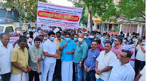 புதுச்சேரி மாநிலத்தில் மின் துறையை தனியார்மயமாக்கும் மத்திய அரசின் முடிவுக்கு எதிர்ப்பு தெரிவித்து காரைக்காலில் மாவட்ட ஆட்சியரகம் நோக்கி பேரணியாக சென்ற மின் துறை ஊழியர்கள், ஆதரவு தெரிவித்து கலந்து கொண்ட எம்.எல்.ஏக்கள்