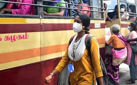இதுவரையில் இல்லாத அளவுக்கு கூட்டம் அதிகரிப்பு; நகர பேருந்துகளில் 66 சதவீதமாக உயர்ந்த பெண் பயணிகள்: கூட்ட நெரிசலால் இடமின்றி படியில் பயணிக்கும் மாணவர்கள்