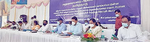 மாநகராட்சிகள் மற்றும் நகராட்சிகளின் வார்டு மறுவரையறை தொடர்பான தமிழ்நாடு மறுவரையறை ஆணையத்தின் கருத்து கேட்புக் கூட்டம் ஆணைய தலைவர் வெ.பழனிகுமார் தலைமையில் தாம்பரத்தில் நேற்று நடைபெற்றது. இதில், செங்கை, காஞ்சி, திருவள்ளூர் மற்றும் ராணிப்பேட்டை மாவட்ட ஆட்சியர்கள், பொதுமக்கள் கலந்து கொண்டு தங்களின் கருத்துகளை தெரிவித்தனர். படம்: எம்.முத்துகணேஷ்