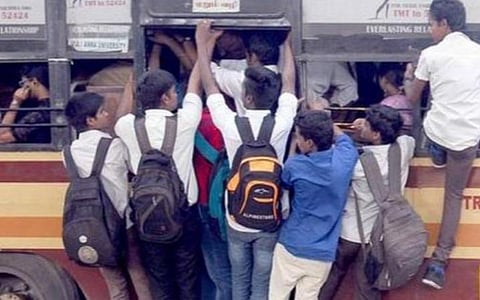 படிக்கட்டு பயணத்தை தடுக்க சென்னை காவல் துறை நடவடிக்கை: பள்ளி, கல்லூரிகளுக்கே சென்று மாணவர்களிடையே விழிப்புணர்வு