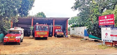 நீலகிரி மாவட்டம் குன்னூர், கூடலூர் கோட்டங்களில் பல்லாண்டுகளாக அடிப்படை வசதிகள் இல்லாத தீயணைப்பு நிலையங்கள்: பல்வேறு சிரமங்களுக்கிடையே பணிபுரியும் வீரர்கள்