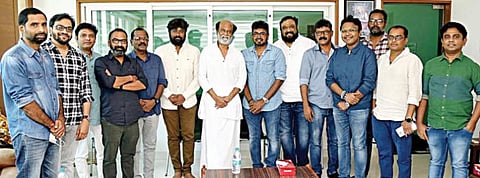 ‘அண்ணாத்த’ படத்தின் 50-வது நாள் வெற்றி விழா சென்னை ராகவேந்திரா மண்டபத்தில் நேற்று நடைபெற்றது. நடிகர் ரஜினிகாந்துடன், இயக்குநர் சிவா, ஒளிப்பதிவாளர் வெற்றி பழனிசாமி, இசையமைப்பாளர் டி.இமான், படத்தொகுப்பாளர் ரூபன், கலை இயக்குநர் மிலன், சண்டை பயிற்சியாளர் திலீப் சூப்பராயன், ஸ்டில்ஸ் சிற்றரசு, கதாசிரியர் ஆதிநாராயணா, சவுண்ட் இன்ஜினீயர் உதயக்குமார், ‘டிஐ கலரிஸ்ட்’ ராஜசேகர், ‘சிஜி டீம்’ தலைவர் ஹரிஹர சுதன், உதவி இயக்குநர்கள் ராஜசேகர், திருமலைக்குமார், சந்துரு செந்தில்.