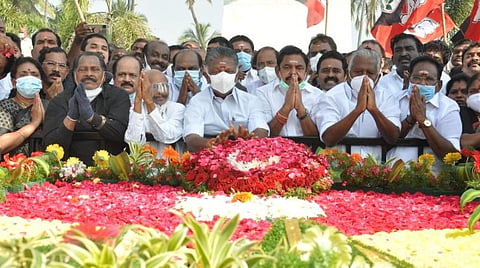 எம்ஜிஆர் நினைவிடத்தில் ஓபிஎஸ், ஈபிஎஸ் அஞ்சலி