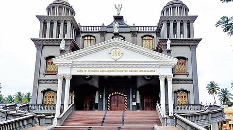 கோவை பெரிய கடைவீதியில் உள்ள தூய மிக்கேல் அதி தூதர் பேராலயத்தின் முகப்புப் பகுதி. படம்: டி.ஜி.ரகுபதி