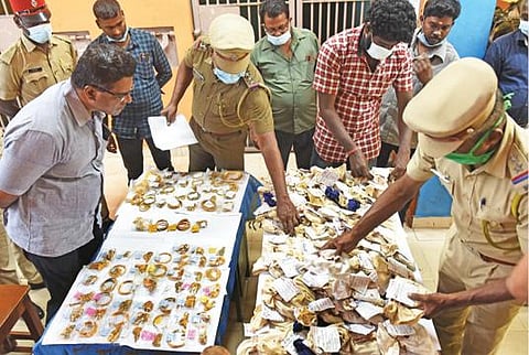 புதுச்சேரி நகர கூட்டுறவு வங்கியில் அடகு நகைகளை எடுத்து கவரிங் நகை வைத்து மோசடி; காசாளர்கள் இருவர் கைது- 400 பவுன் மீட்பு