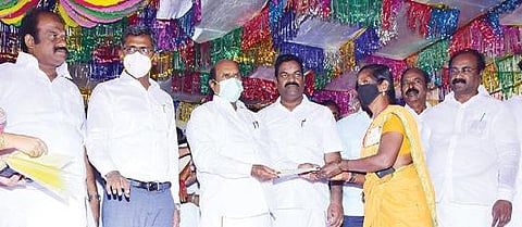 உளுந்தூர்பேட்டை தொகுதியில் பயனாளி ஒருவருக்கு அரசின் நலத் திட்ட உதவிகளை வழங்கும் அமைச்சர் எ.வ.வேலு.