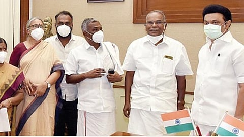 முதல்வர் ஸ்டாலினை தலைமை செயலகத்தில் நேற்று சந்தித்த மார்க்சிஸ்ட் மாநில செயலாளர் கே.பாலகிருஷ்ணன். உடன், மத்தியக்குழு உறுப்பினர் உ.வாசுகி, மாநில செயற்குழு உறுப்பினர் பெ.சண்முகம் உள்ளிட்டோர்.