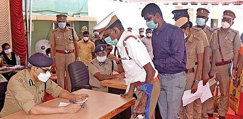 சென்னையில் நேற்று நடந்த போலீஸார் குறைதீர் முகாமில் காவலர்களின் குறைகளை கேட்டறிந்த சென்னை பெருநகர காவல் ஆணையர் சங்கர் ஜிவால், கோரிக்கை மனுக்களை பெற்றுக் கொண்டார். படம்: ம.பிரபு
