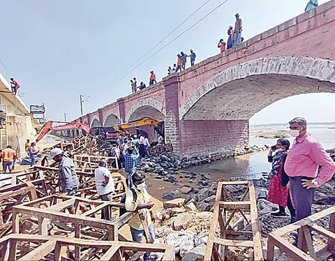 வேலூர் மாவட்டம் திருவலம் பொன்னை ஆற்றின் குறுக்கே உள்ள பழைய ரயில்வே பாலத்தில் 38 - 39-வது தூண்களுக்கு இடையில் விரிசல் ஏற்பட்டுஇருப்பதைத் தொடர்ந்து, அங்கு ரயில்வே ஊழியர்கள் சீரமைக்கும் பணியில் ஈடுபட்டுள்ளனர். இதனையொட்டி, சென்னை ரயில்வே கோட்ட மேலாளர் கணேஷ் உள்ளிட்ட அதிகாரிகள் சீரமைப்புப் பணிகளை ஆய்வு செய்தனர். படம்: வி.எம்.மணிநாதன்