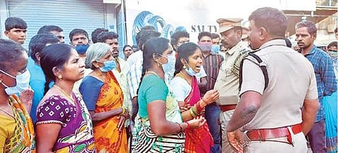 ஆம்பூர் கிராமிய காவல் நிலையத்தின் முன்பாக திரண்ட ஊராட்சிமன்ற தலைவி ஷோபனா மற்றும் உறவினர்களை சமாதானம் செய்த டிஎஸ்பி சரவணன்.