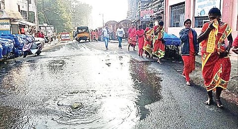 தி.மலை அண்ணாமலையார் கோயில் அம்மணி அம்மன் கோபுரம் முன்பு பாதாள சாக்கடையில் இருந்து கழிவுநீர் வெளியேறி சாலையில் தேங்கியதால் மூக்கை மூடிக்கொண்டு நடந்து செல்லும் பக்தர்கள்.