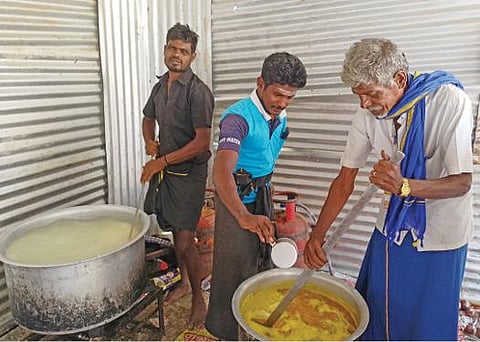 சபரிமலை ஐயப்ப பக்தர்களுக்காக பழனிசெட்டிபட்டி அன்னதான முகாமில் உணவு தயாரிக்கப்படுகிறது.