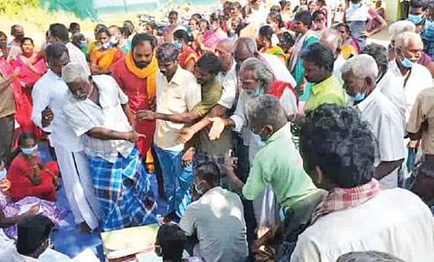 சங்கராபுரத்தை அடுத்த பழையனூர் கிராமத்தில் ஊராட்சி செயலருக்கு எதிராக வாக்குவாதத்தில் ஈடுபட்ட கிராம மக்கள்.