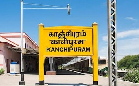 காஞ்சிபுரம்: போக்குவரத்து நேரிசலைக் குறைக்க வாகன நிறுத்துமிடம் பக்தர்கள் தங்கும் விடுதியை விரைவில் திறக்க வேண்டும்: அறநிலையத் துறைக்கு பக்தர்கள், உள்ளூர்வாசிகள் வேண்டுகோள்