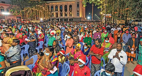 சென்னை  சாந்தோம் தேவாலயத்தில்  அமைக்கப்பட்டுள்ள கிறிஸ்துமஸ் குடிலில் உள்ள குழந்தை இயேசு சொரூபத்தை வணங்கும் கிறிஸ்தவர்கள். படம் க.பரத்