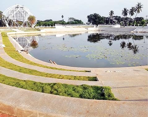திருநள்ளாறில் அமைக்கப்பட்டு ஆன்மிகப் பூங்காவில் அமைக்கப்பட்டுள்ள குளம்.படங்கள்: வீ.தமிழன்பன்