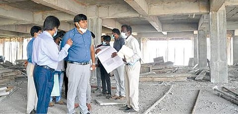 பெரியார் பஸ் நிலையத்தில் கட்டப்படும் வணிக வளாகத்தை   பார்வையிடும் மாநகராட்சி ஆணையர் கா.ப.கார்த்திகேயன்