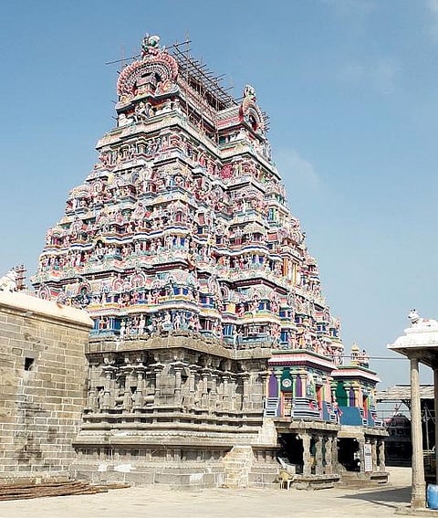 புனரமைக்கப்பட்டு வர்ணங்கள் தீட்டப்பட்ட ராஜ கோபுரம்.