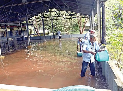சென்னை தியாகராய நகர் மேட்லி சுரங்கப் பாதையில் மழைநீர் தேங்கியுள்ளதால் வாகனப் போக்குவரத்துக்கு  தடை விதிக்கப்பட்டுள்ளது. படங்கள்: க.பரத்
