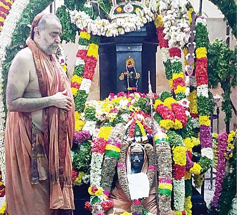 காஞ்சிபுரம் மஹா பெரியவர் அதிஷ்டானத்தில் சிறப்பு வழிபாடு செய்த சங்கர மடத்தின் மடாதிபதி ஸ்ரீ விஜயேந்திர சரஸ்வதி சுவாமிகள்.