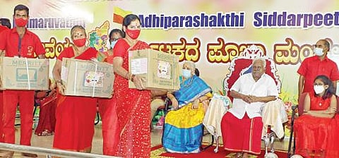 ஆங்கில புத்தாண்டையொட்டி மேல்மருவத்தூரில் நடைபெற்ற  நிகழ்ச்சியில் பங்காரு அடிகளார் பயனாளிகளுக்கு நலத்திட்ட உதவிகளை வழங்கினார்.