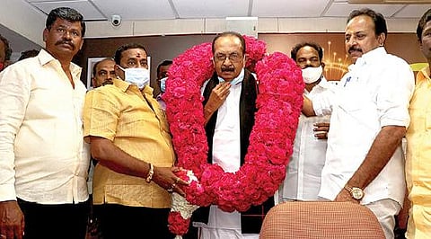 சென்னையில் உள்ள மதிமுக அலுவலகத்தில், கட்சியின் பொதுச் செயலாளர் வைகோ நேற்று செய்தியாளர்களை சந்தித்தார். முன்னதாக அவருக்கு மாலைஅணிவித்து புத்தாண்டு வாழ்த்து தெரிவித்த நிர்வாகிகள்.படம்: க.பரத்