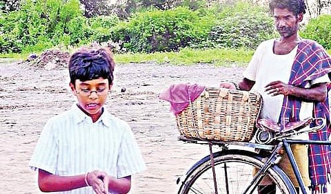 காக்கிநாடா கடற்கரையில் 12 ஆண்டுகளுக்கு முன்பு வேதசத்தைய்யாவிடம் வேர்க்கடலை வாங்கிய பிரவீண்.