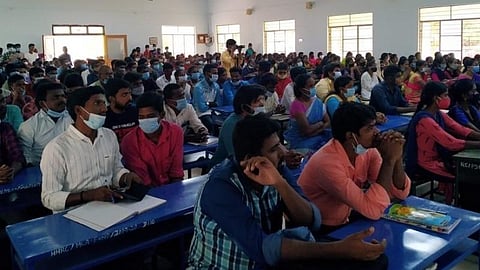 புதுக்கோட்டை மன்னர் அரசு கல்லூரியில் நடைபெற்ற இலவச வேலை வாய்ப்பு பயிற்சி தொடக்க நிகழ்ச்சியில் கலந்துகொண்ட போட்டித் தேர்வு எழுதுவோர்.