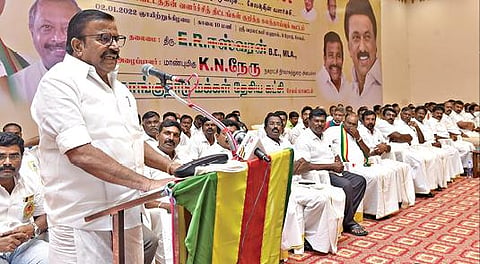கொமதேக சார்பில் சேலத்தில் மாவட்ட வளர்ச்சித் திட்டங்கள் குறித்த கலந்தாய்வு கூட்டம் நேற்று நடைபெற்றது. இதில், சிறப்பு அழைப்பாளராக பங்கேற்று அமைச்சர் கே.என்.நேரு பேசினார். 	  படம்: எஸ்.குரு பிரசாத்